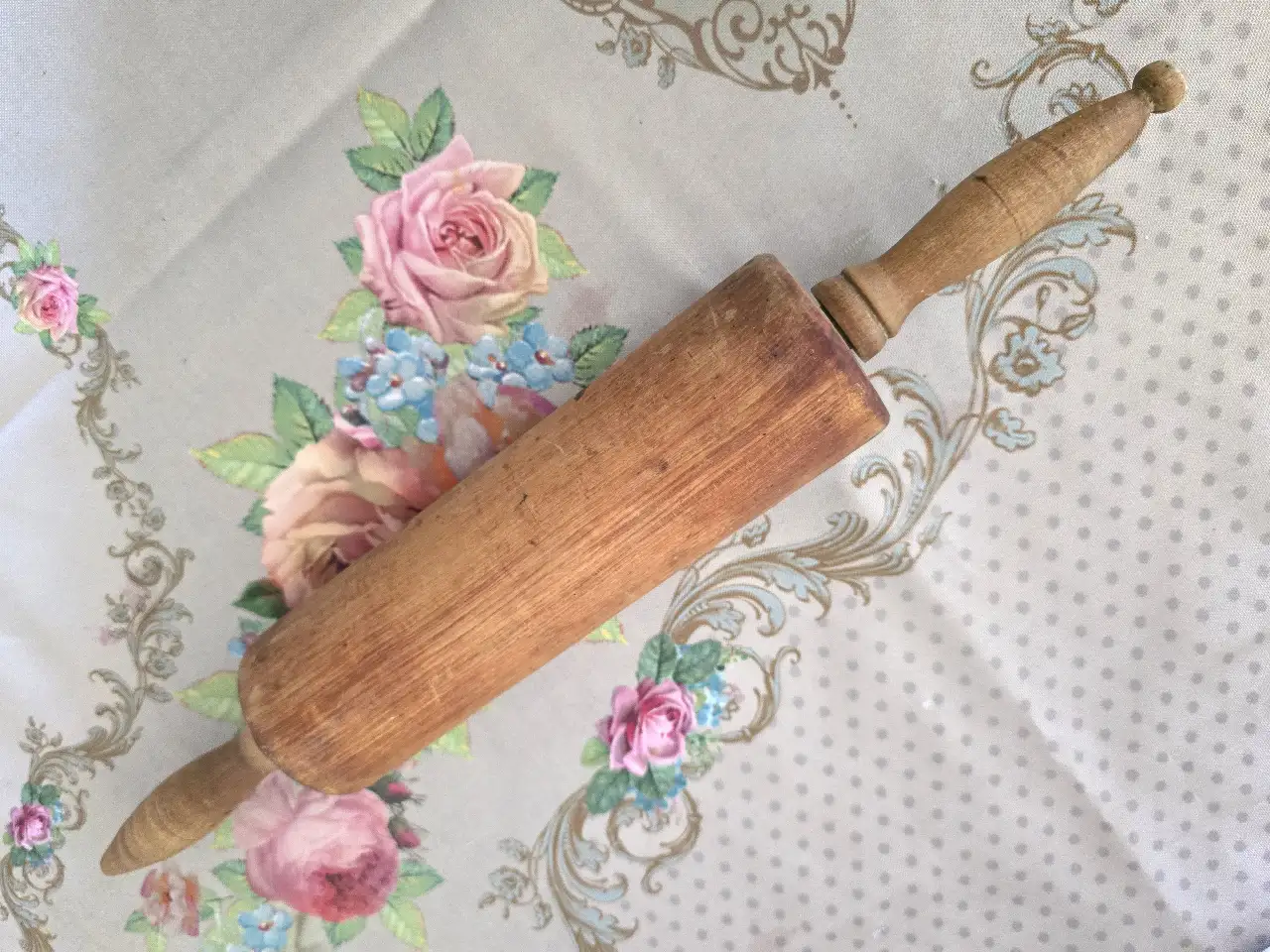 מערוך עץ ישן , המשקולת נעה סביב הציר . אורך 45 ס"מ קוטר - 7 ס"מ .