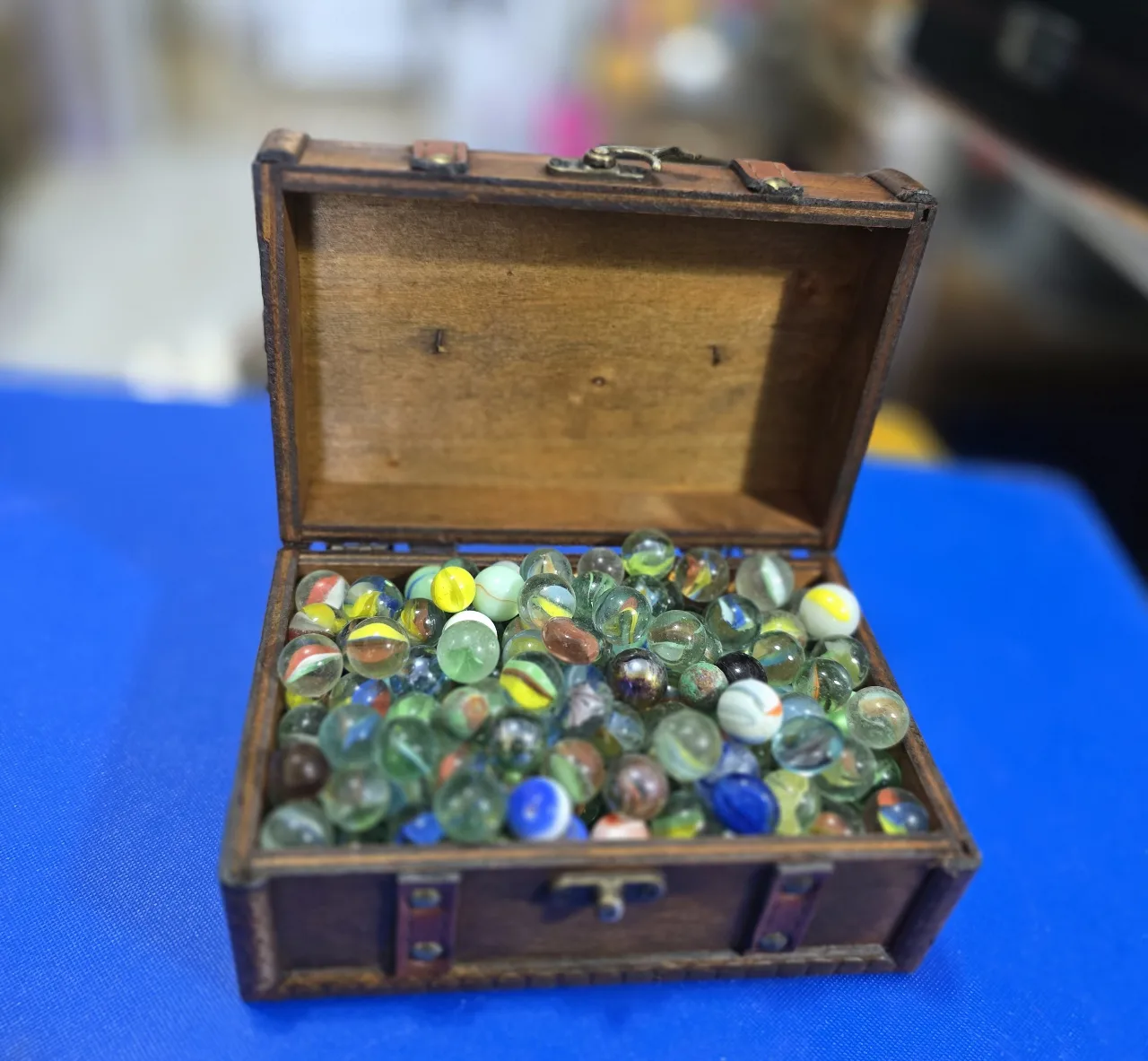 קופסת עץ מהודרת שלוב מתכת מלאה בהמון גולות גדלים וצבעים שונים