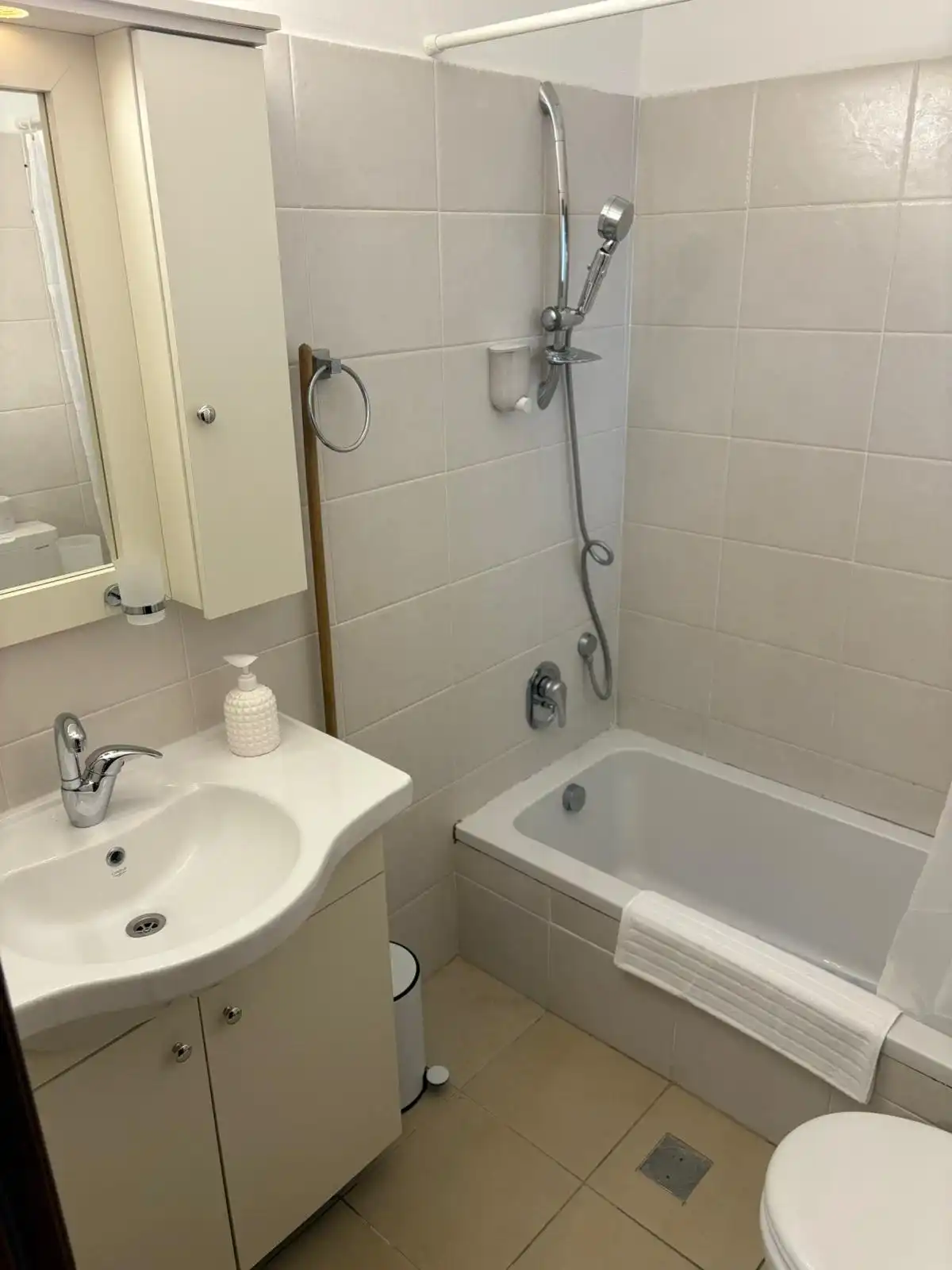  חדר רחצה ושירותים