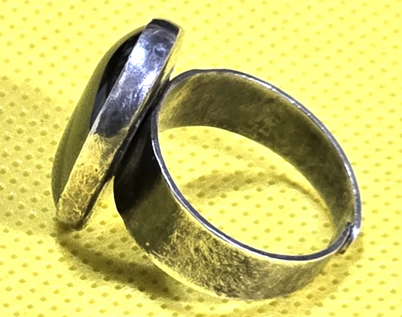 טבעת מעצבים כסף סטרלינג 925 חתום ישראל שנות ה50 המאה ה20 ראש הטבעת עשוי בעבודת יד משובץ במרכזו בתוך במה באבן אוניקס בליטוש קבושון מידה 8 (גודל ניתן לשינוי ) משקל 5.8 גרם