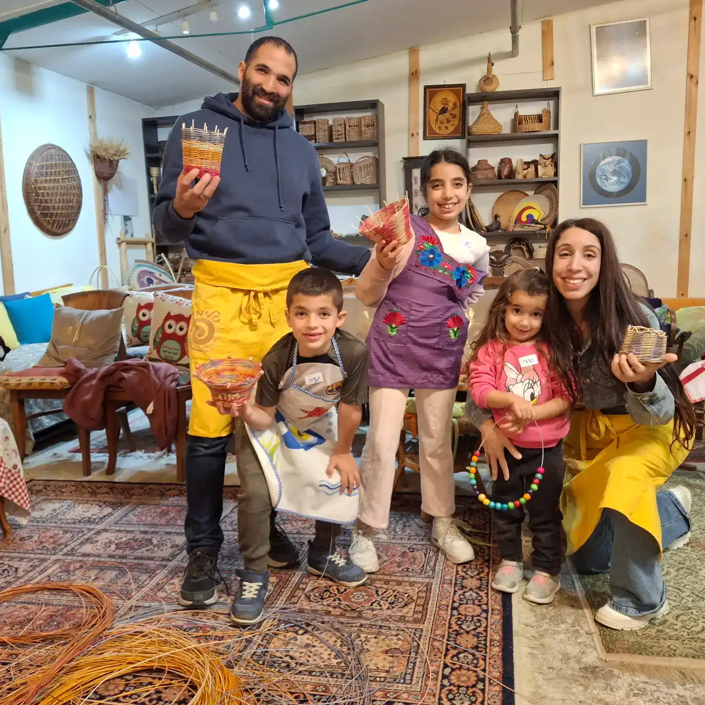 זמן איכות יצירתי לכל המשפחה. לימי הולדת, חופשה, חיזוק הקשר. מגיעה אליכם לבית, לצימר וכמובן בסטודיו בדגניה א'.  