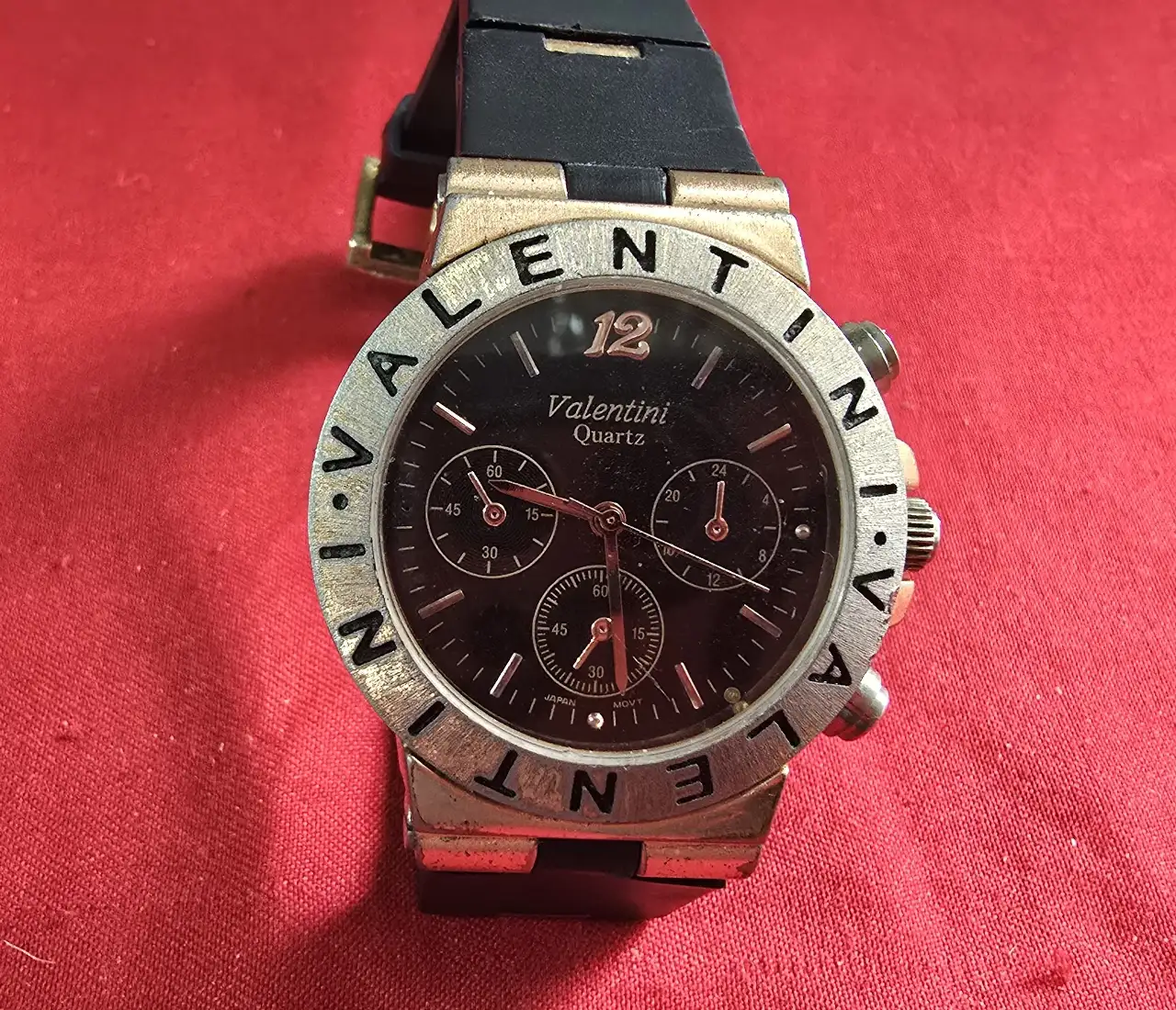 Valentin שעון יד מקור ולנטין דגם כרונוגרף, עובד מצוין, מחוג שניות Valentin - שעון יד מקורי - ולנטין דגם כרונוגרף, מחוג שניות, רצועת סיליקון עם חוליות מתכת מקורית מצב עבודה תקין ועובד מצוין.