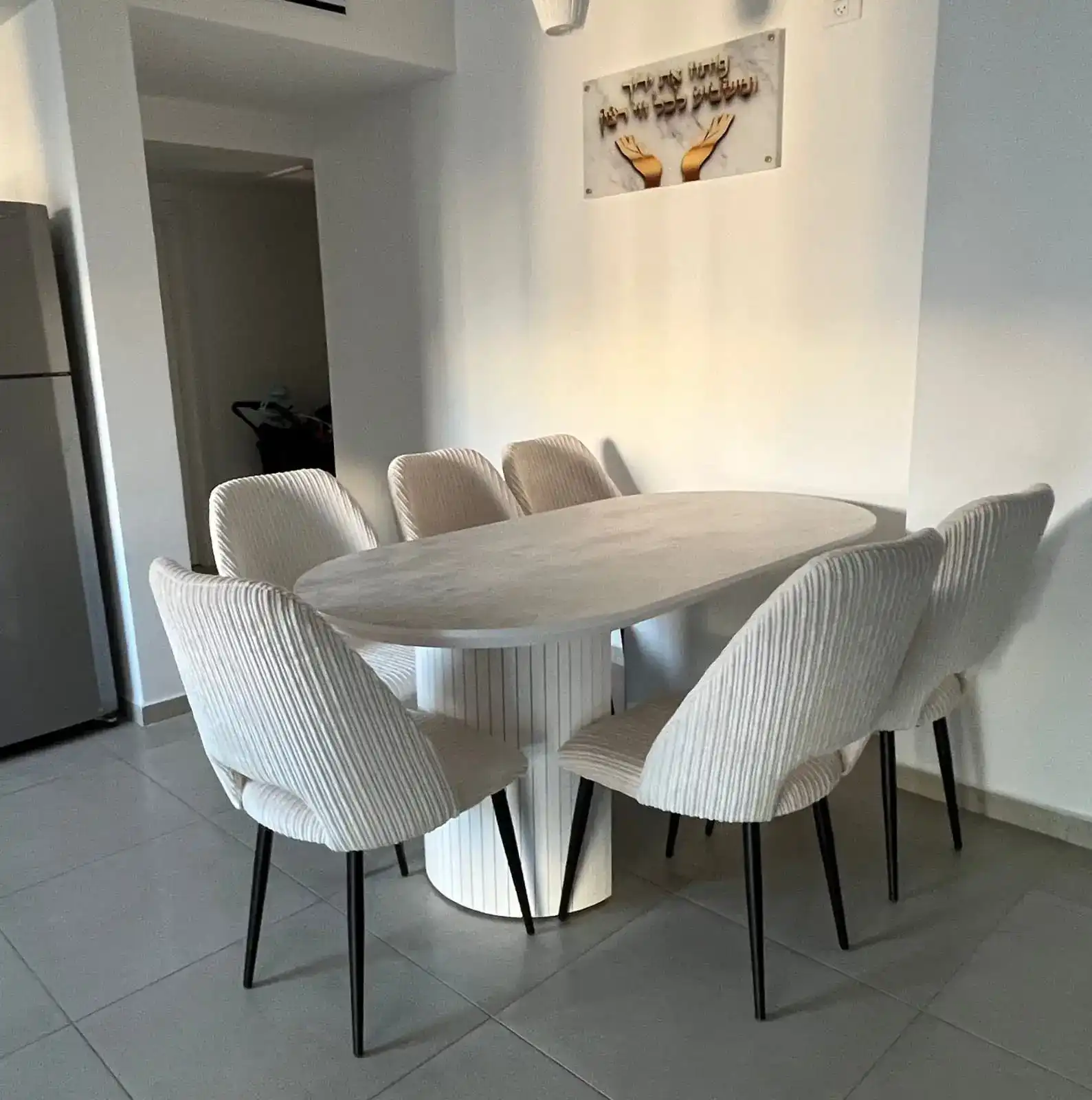 דגם דמוי שיש מט כולל כסאות תואמים