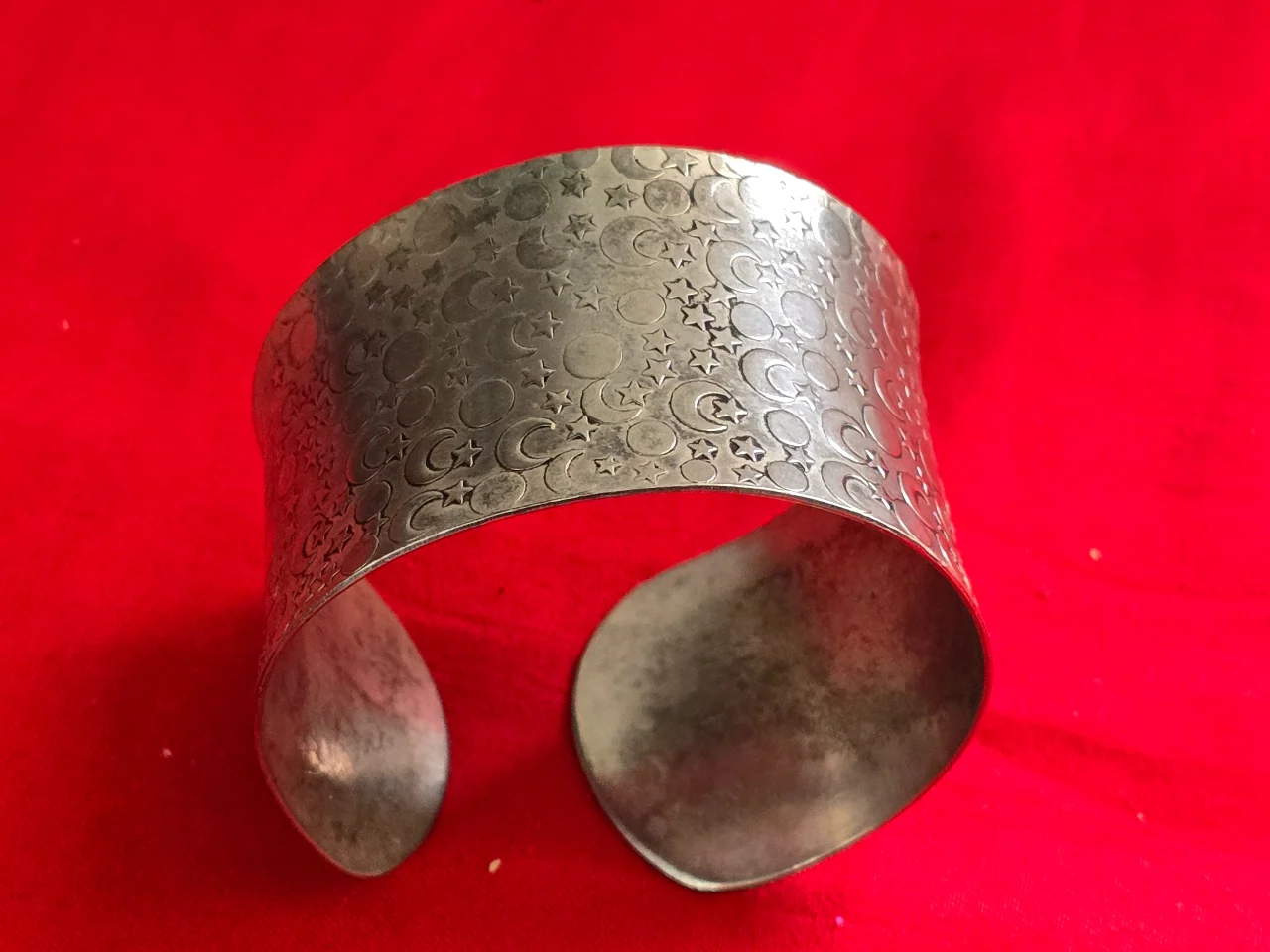 צמיד כסף נמוך קשיח עם ריקועים של כוכב והירח רוחב הצמיד 4 ס'מ