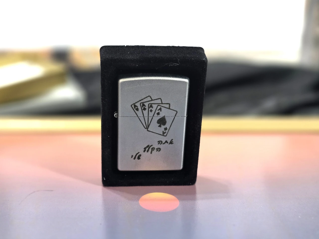 "Zippo" מצית zippo (זיפו) ישן ואיכותי כנראה ממהדורה מוגבלת, חדש לחלוטין באריזה. לא נעשה שימוש מעולם. זקוק למילוי. הגיע מאוסף גדול של אספן מצתים.