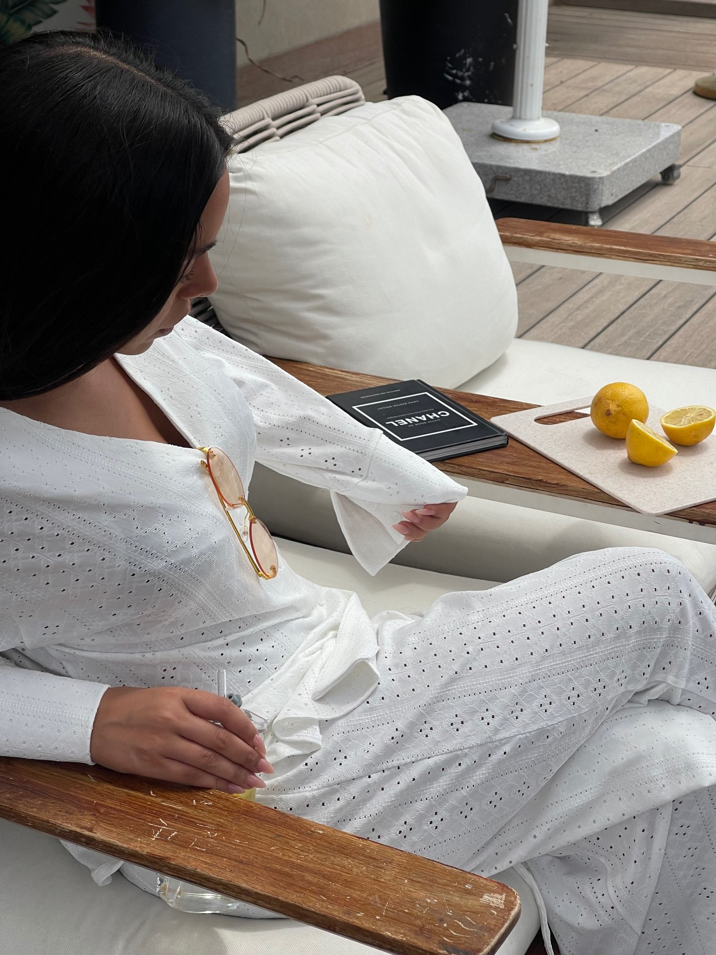 דגם מחורר צבע לבן