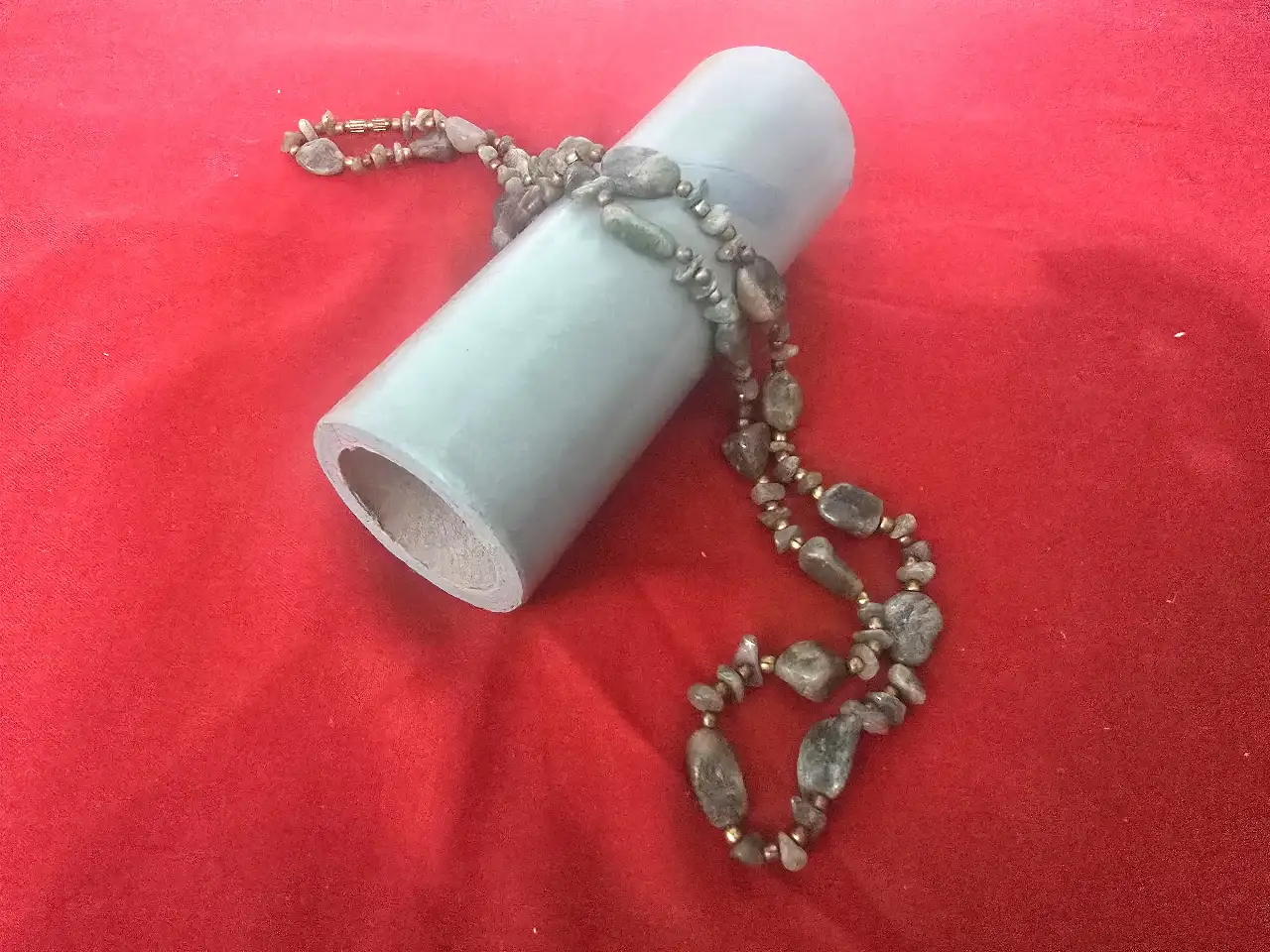 מחרוזה עם אבנים טבעיות אבני אגת בגוון ירוק