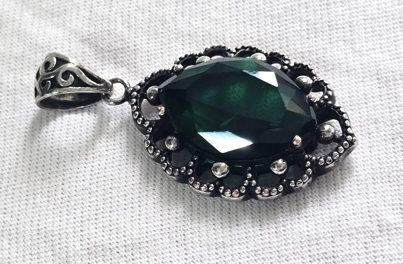 תליון קריסטל ירוק ומסביב האבן מסגרת מתכת