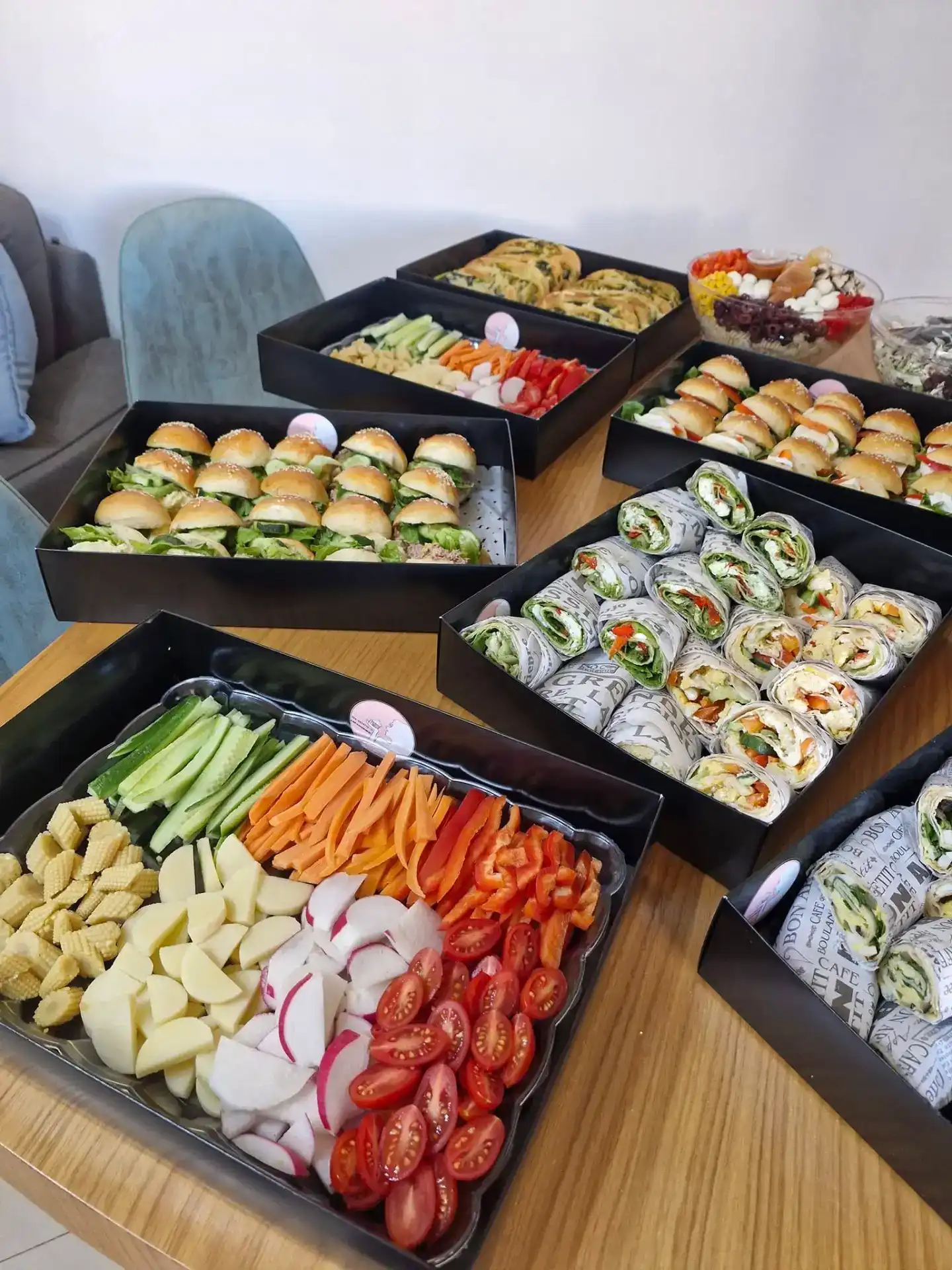 כריכים + סלטים