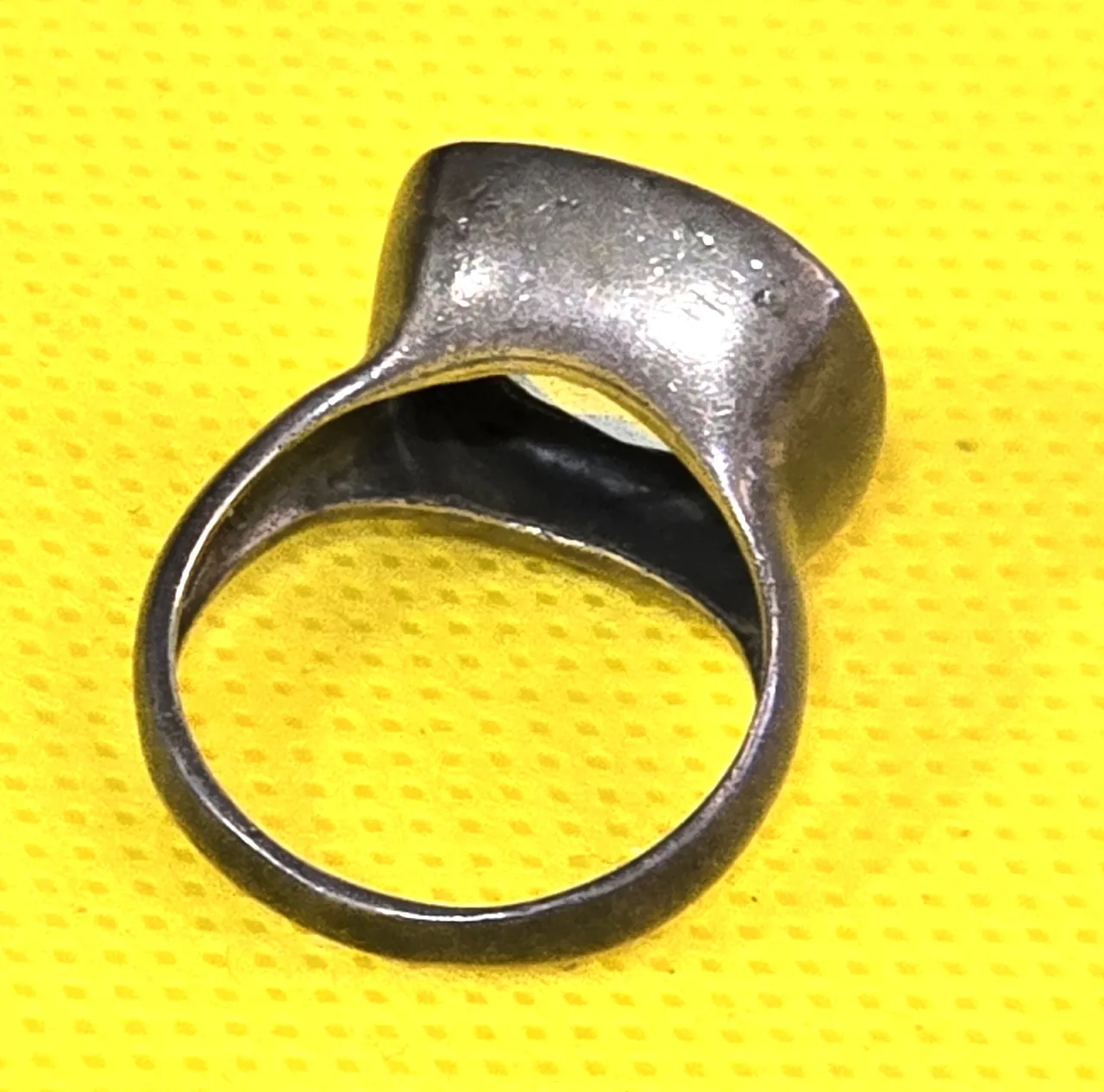 טבעת כסף משובצת אבן ירוקה. חתומה. מידת הטבעת: 6. משקל: 5.92 גרם.