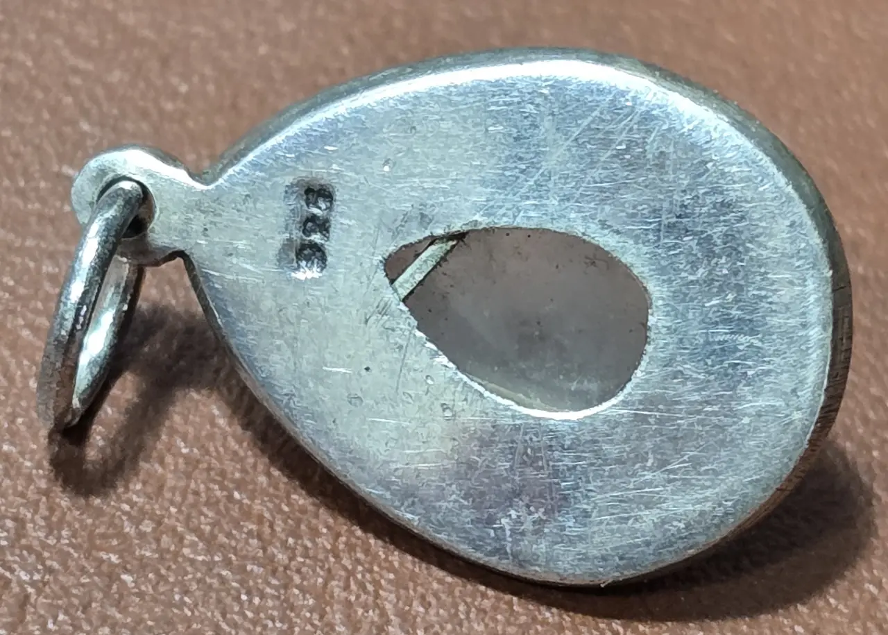 תליון כסף 925 חתום עם שיבוץ אבן קוארץ חלבי מידות 2X1.5 ס"מ