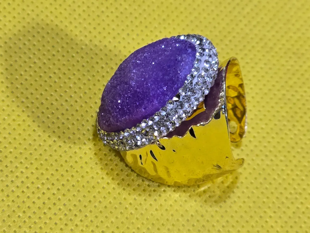 טבעת מהממת מתכווננת ציפוי זהב אבן אמטיסט טבעי ואבני סברובסקי מסביב