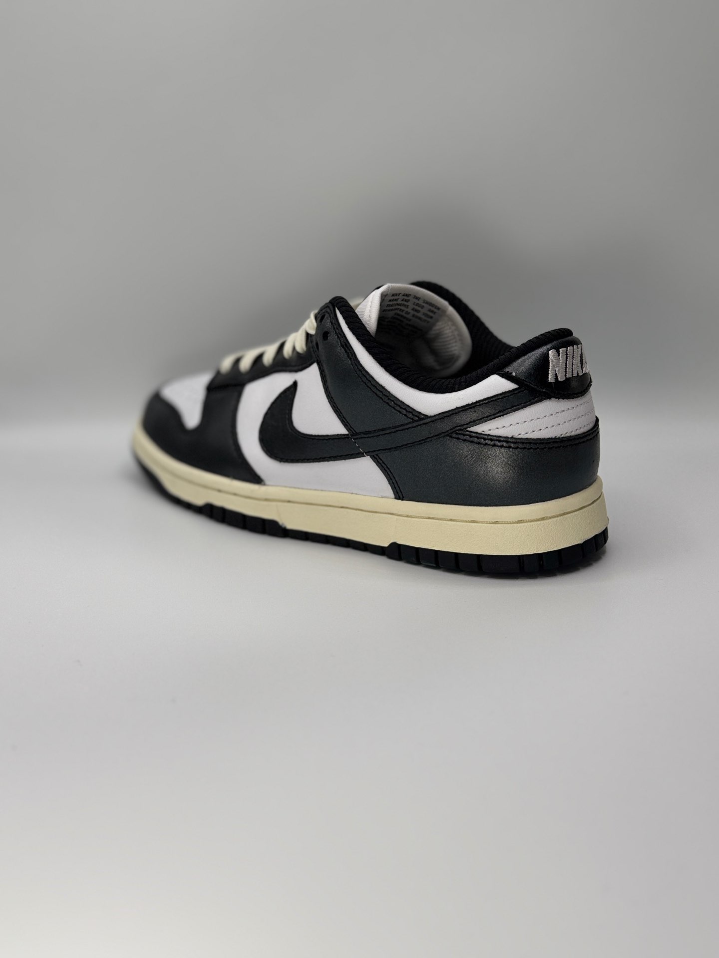 “Nike Dunk Low  “Vintage Panda