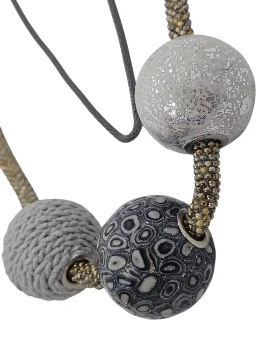 שרשרת- אבנים על הירח