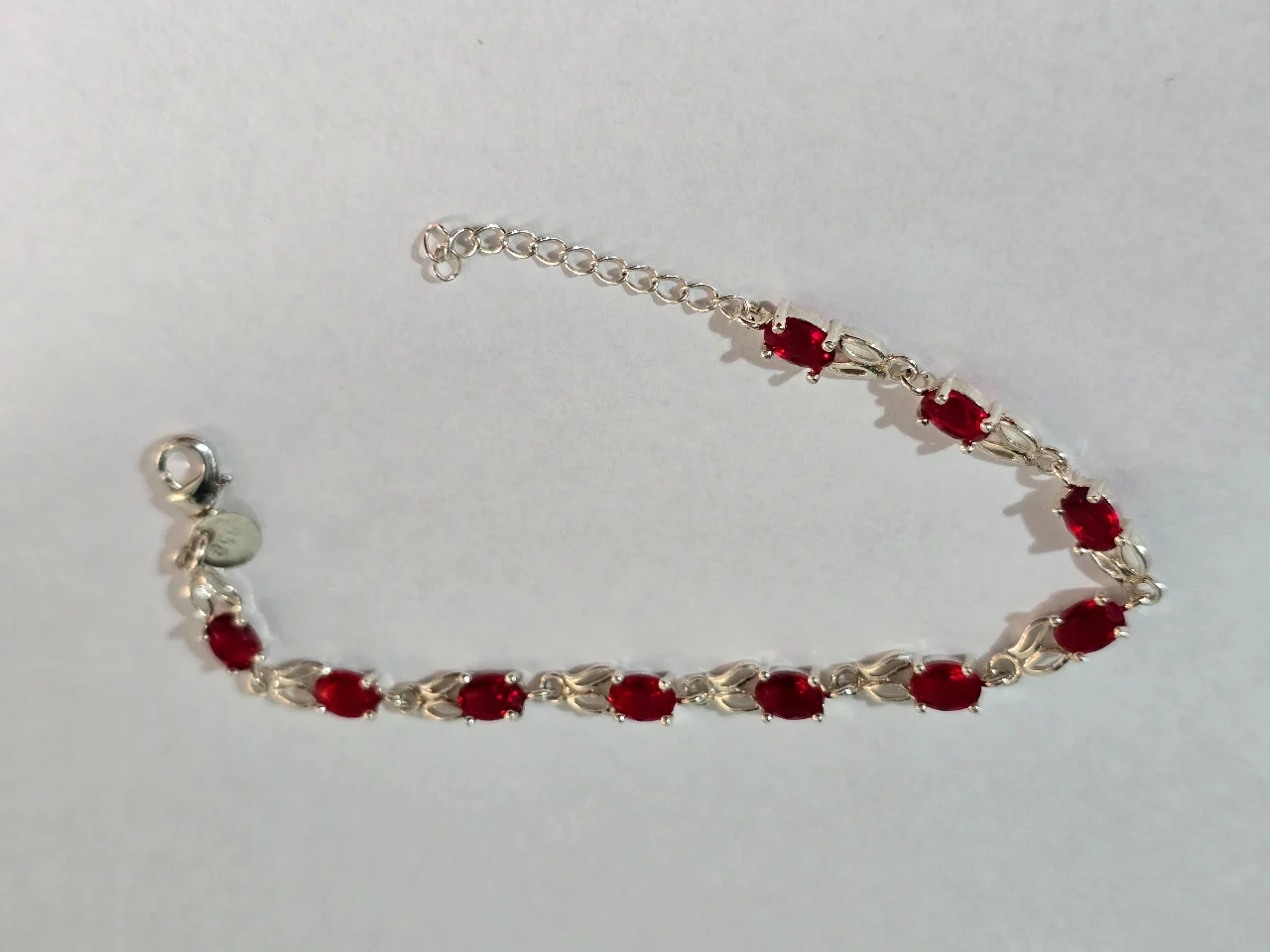 צמיד עדין ויפה כסף 925 חתום משבץ אבני חן אדומות ככל הנראה זירקון או אבני רובי