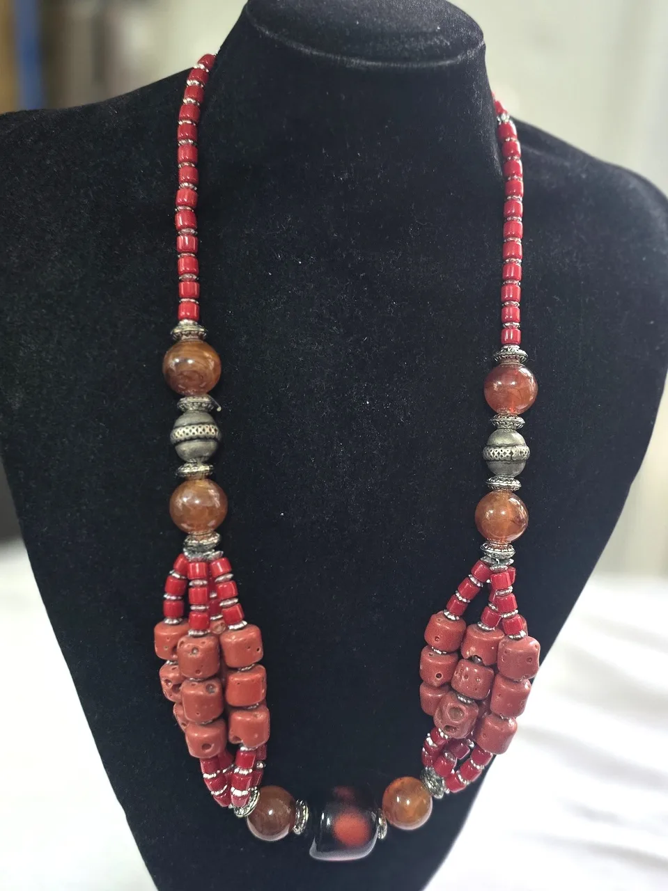 שרשרת חרוזי קוראל אדום בצורת ריבועים ישנם גם אלמנטים מתכתיים שרשרת מרשימה ויפיפיה