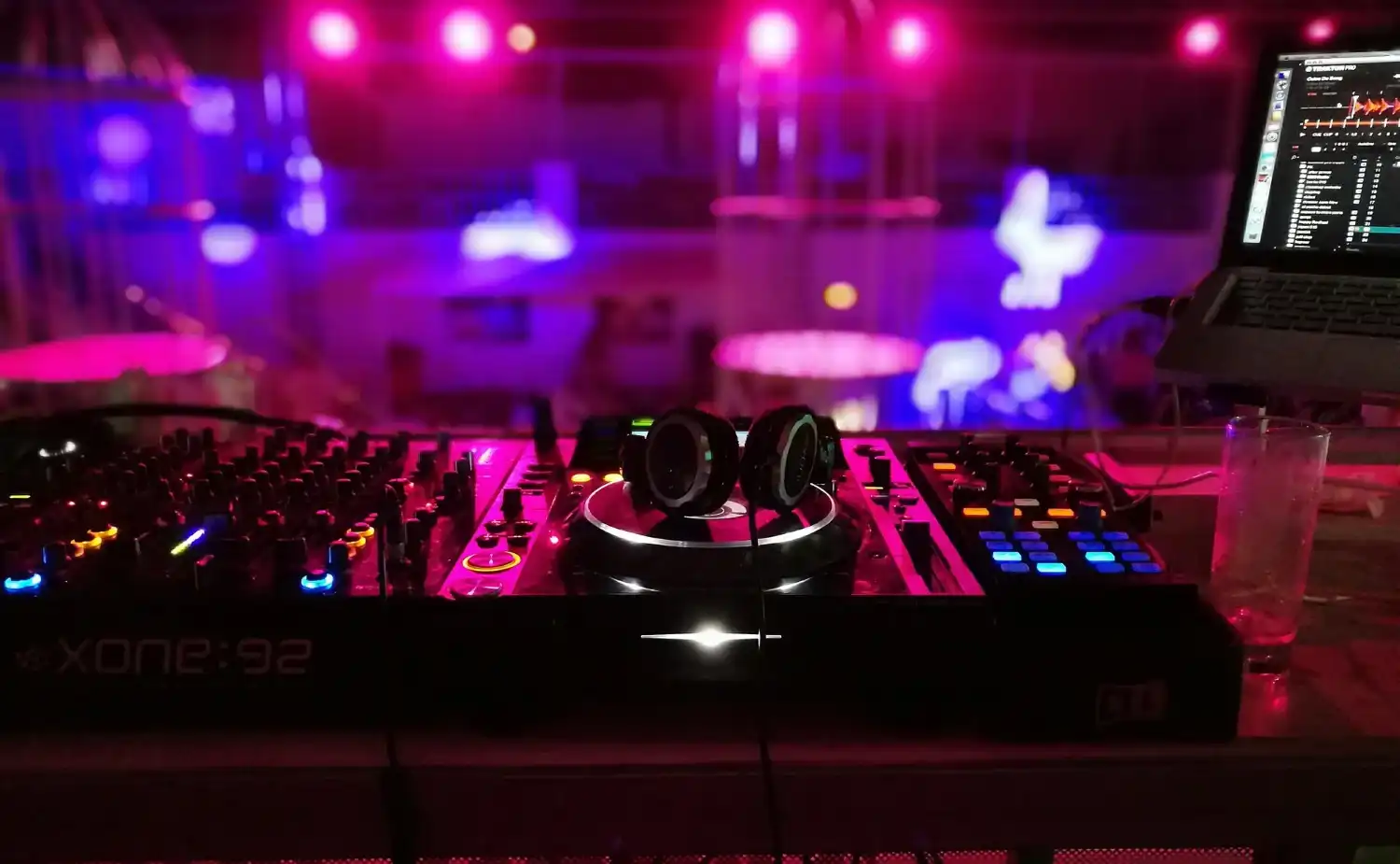 השכרת במות לדיג'יי כולל עמדת דיג'יי, הגברה ותאורה לחתונה