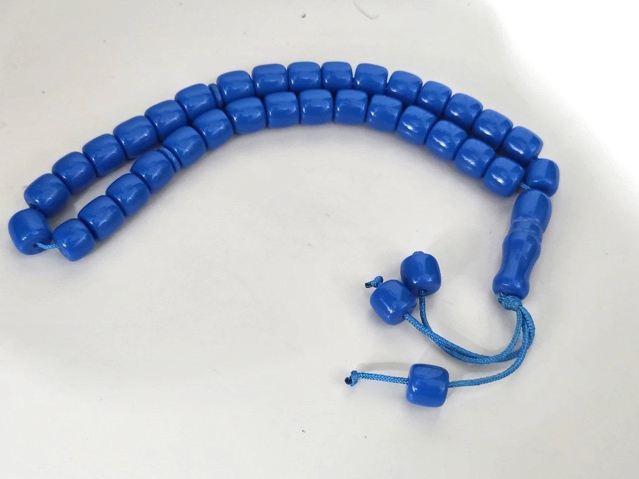 מאסבחה - 33 חרוזים גדולים בצבע כחול (להגנה מפני עין הרע), עם אימאם ומפרידים. 3 חרוזים בקצה. יפה מאוד. ישנה מאוד. במצב שמור וטוב מאוד