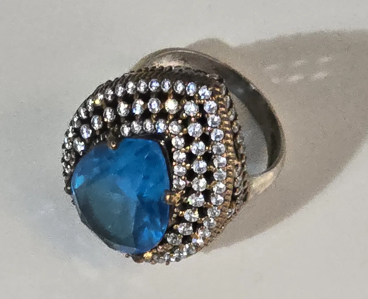 טבעת כסף 925.אבן מרכזית טופז כחול ומסביב אבני סברובסקי מידה 8