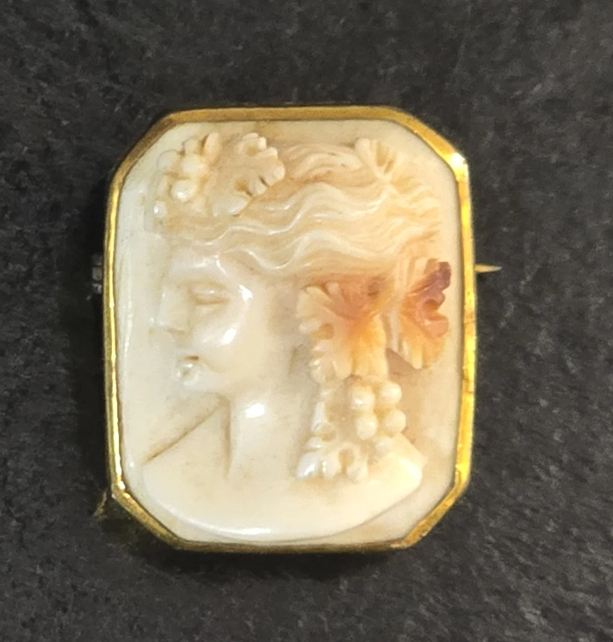 סיכת כסף וקמאו עתיקה, אורך 25 מ"מ