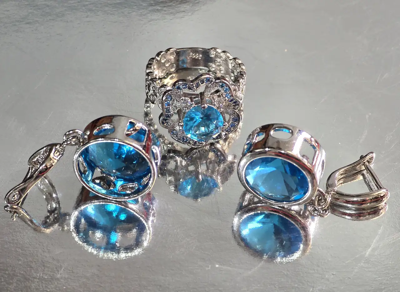 סט טבעת וזוג עגילים כסף 925 חתומים והשיבוץ בסט אבן טופז