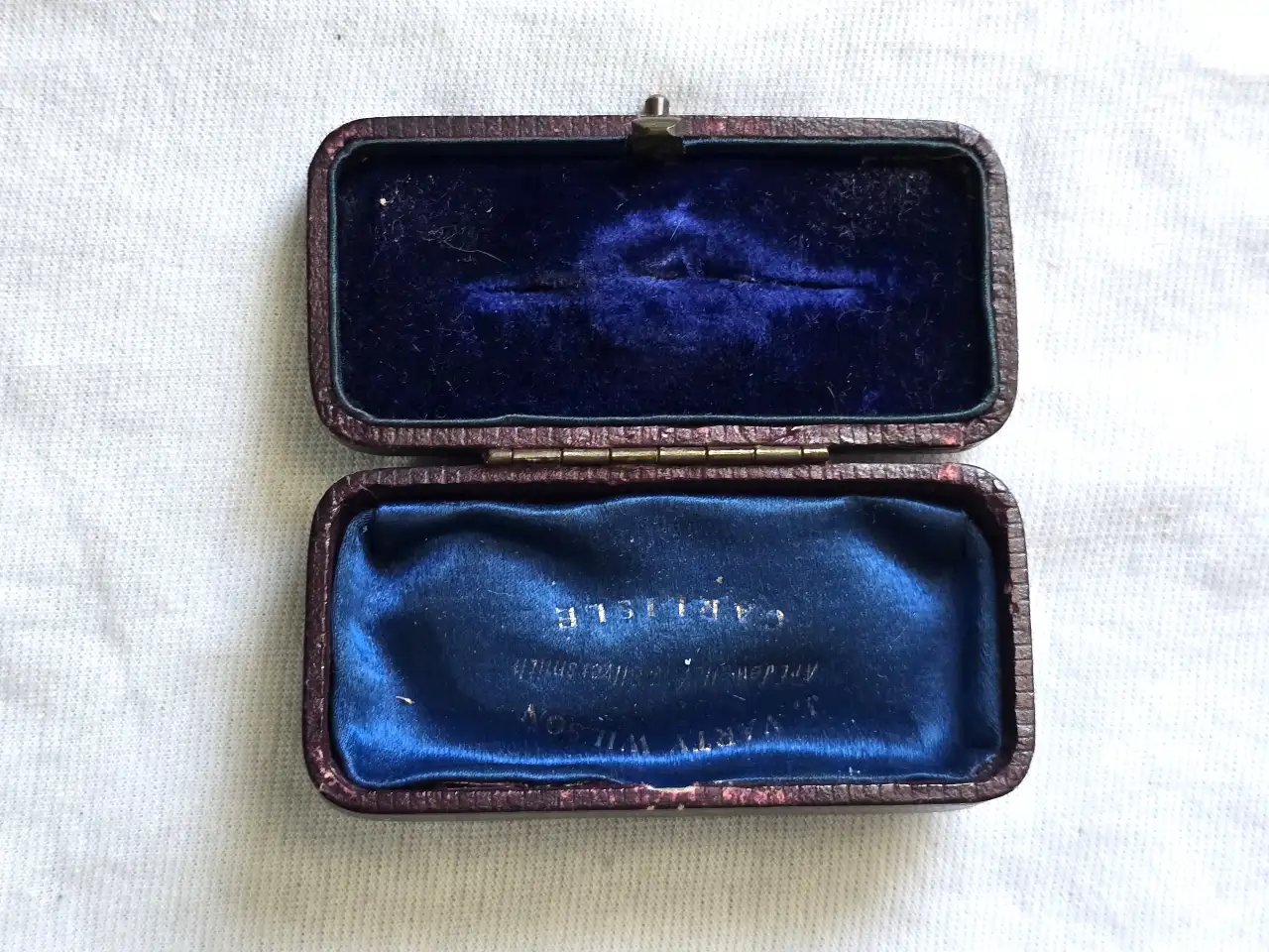 זוג קופסאות קטנות לתכשיטים מעטפת דמוי עור ישנות עד עתיקות הקופסאות מרופדות בפנים מידות הגדולה 9\4\4 ס'מ .המידות של הקטנה 7\3\2 ס'מ