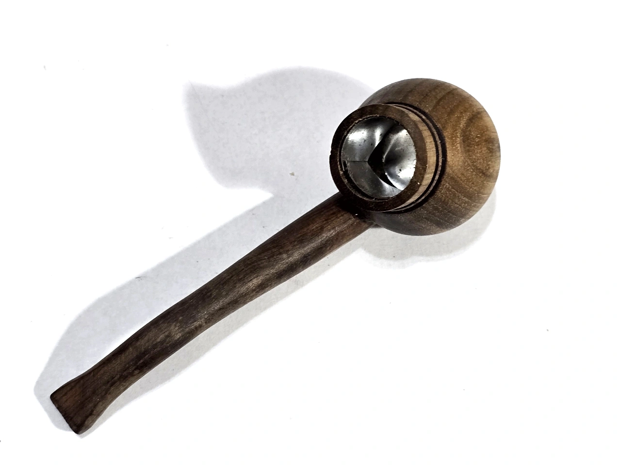 Pipe מקטרת מגולפת מעץ מלא בעבודת יד. Pipe מקטרת מגולפת מעץ מלא עבודת יד. מצב כחדש, לא היתה בשימוש. אורך - 11 סמ