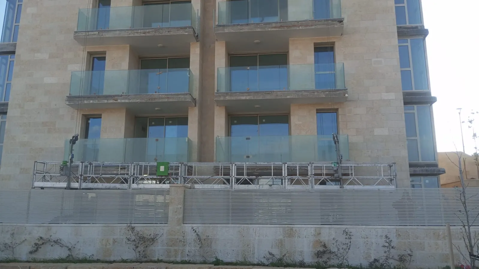 התקנה והשכרה של פיגומים תלויים ממוכנים