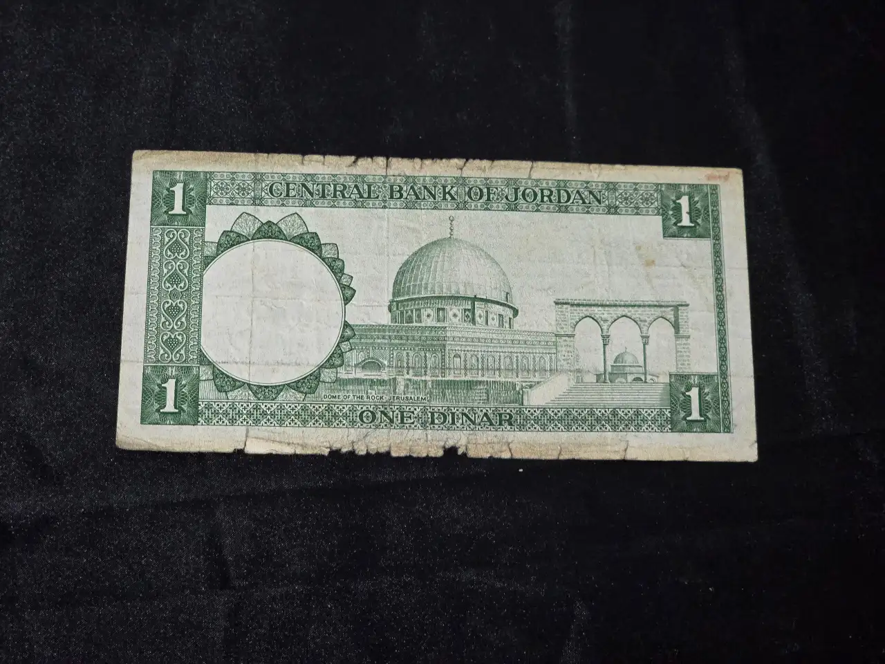 שטר 1 דינר ירדן 1959, דיוקן המלך חוסיין וכיפת הסלע. אנא צפו בסריקות לדירוג עצמי. מקור הפריט באוספיו של יעקב יבלוק - VirtualJewishmuseum.com. הפריט מוצג על דף קרטון דק, עם הסבר וצילומים. הפריט נתון בתוך שרוול ניילון איכותי וניתן להוציא אותו בקלות ובבטחה מתוך דף התצוגה.