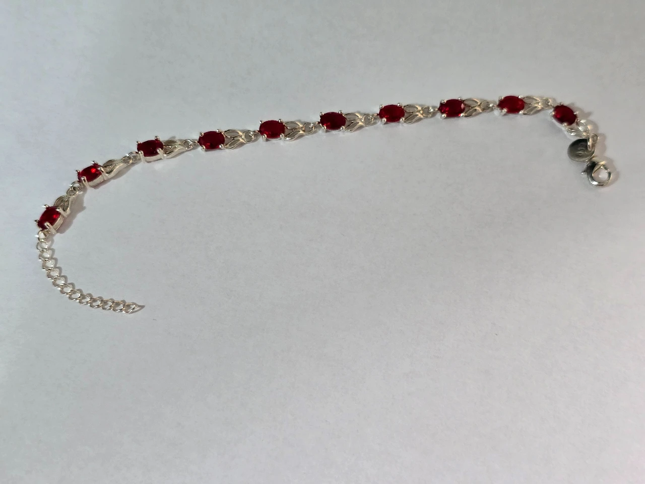צמיד עדין ויפה כסף 925 חתום משבץ אבני חן אדומות ככל הנראה זירקון או אבני רובי