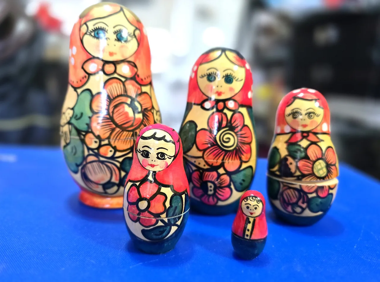 בבובת בבושקה 5 חלקים גובה 15 ס'