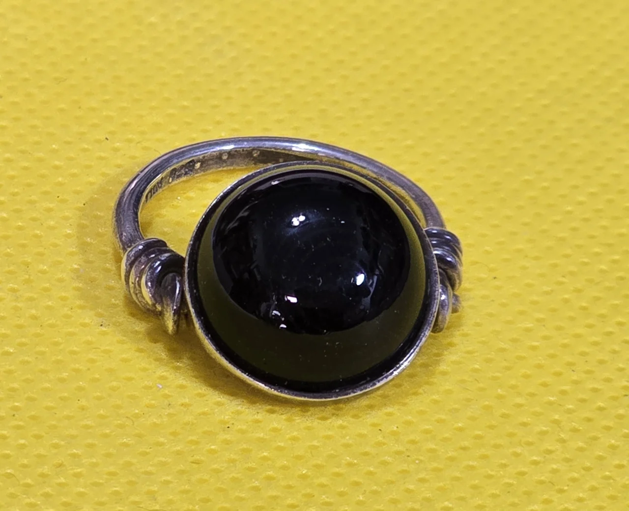 טבעת כסף עם שיבוץ של אבן אוניקס עגולה מידה 8