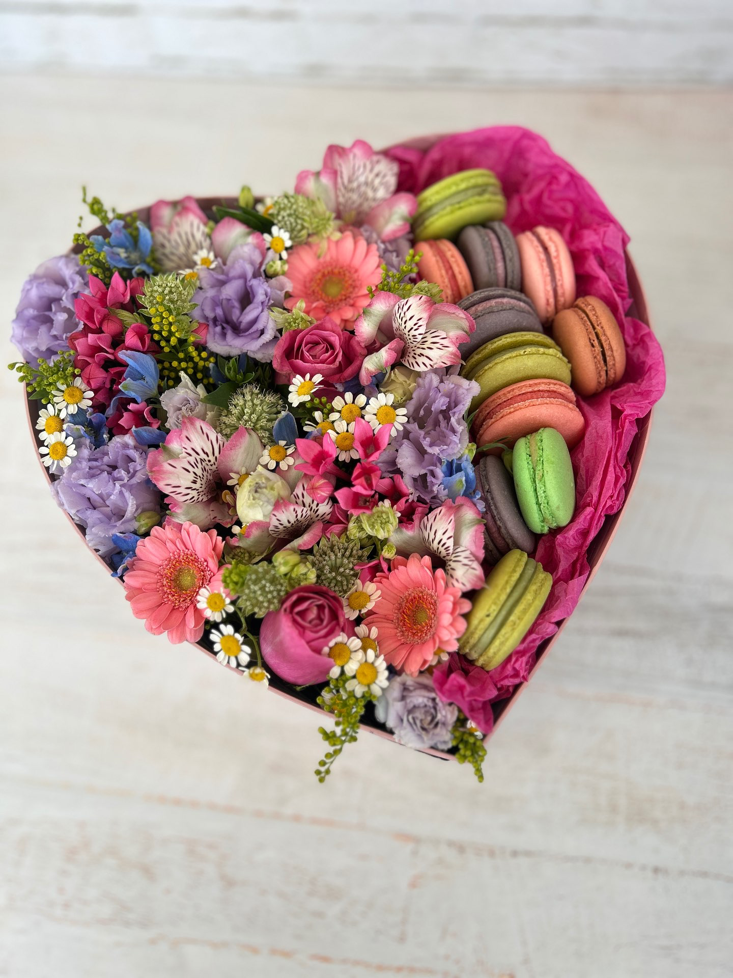 קופסת לב עם פרחים ומקרונים 320₪