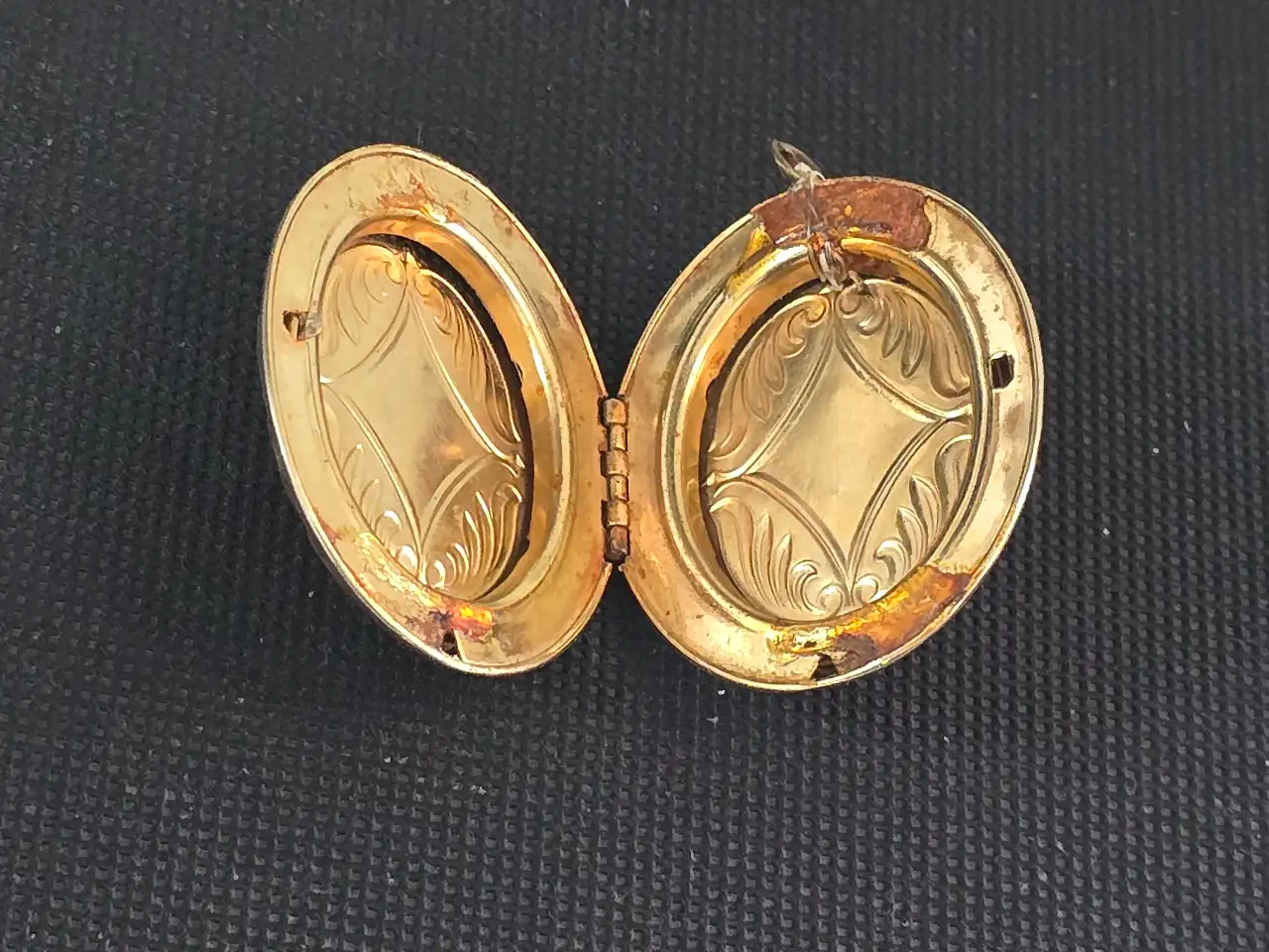 תליון לוקר אובלי ממתכת עם עיטורי קמאו מידות 4X5 ס"מ עובי 1.5 ס"מ ציפוי זהב