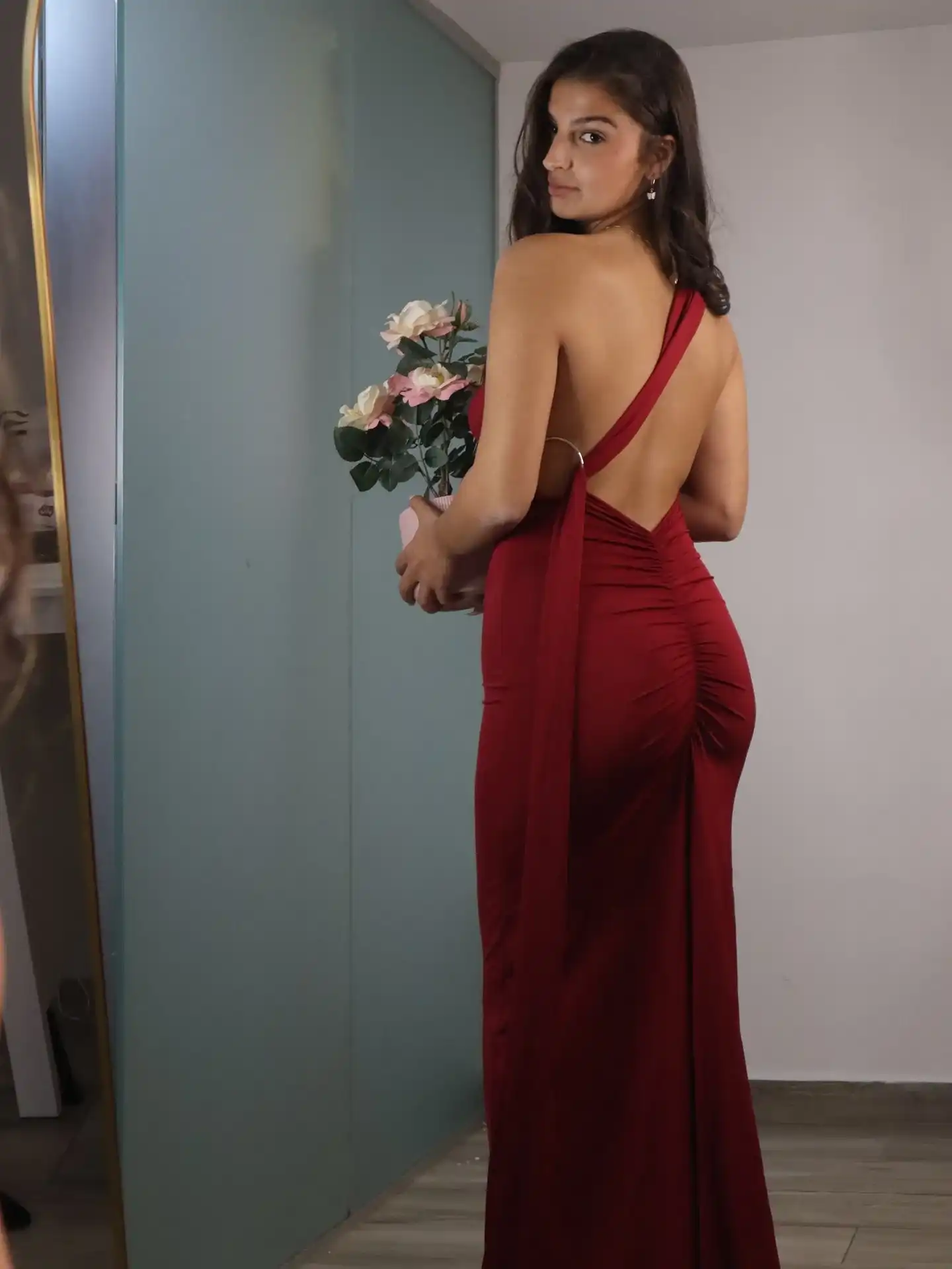 שמלת חצי כתף