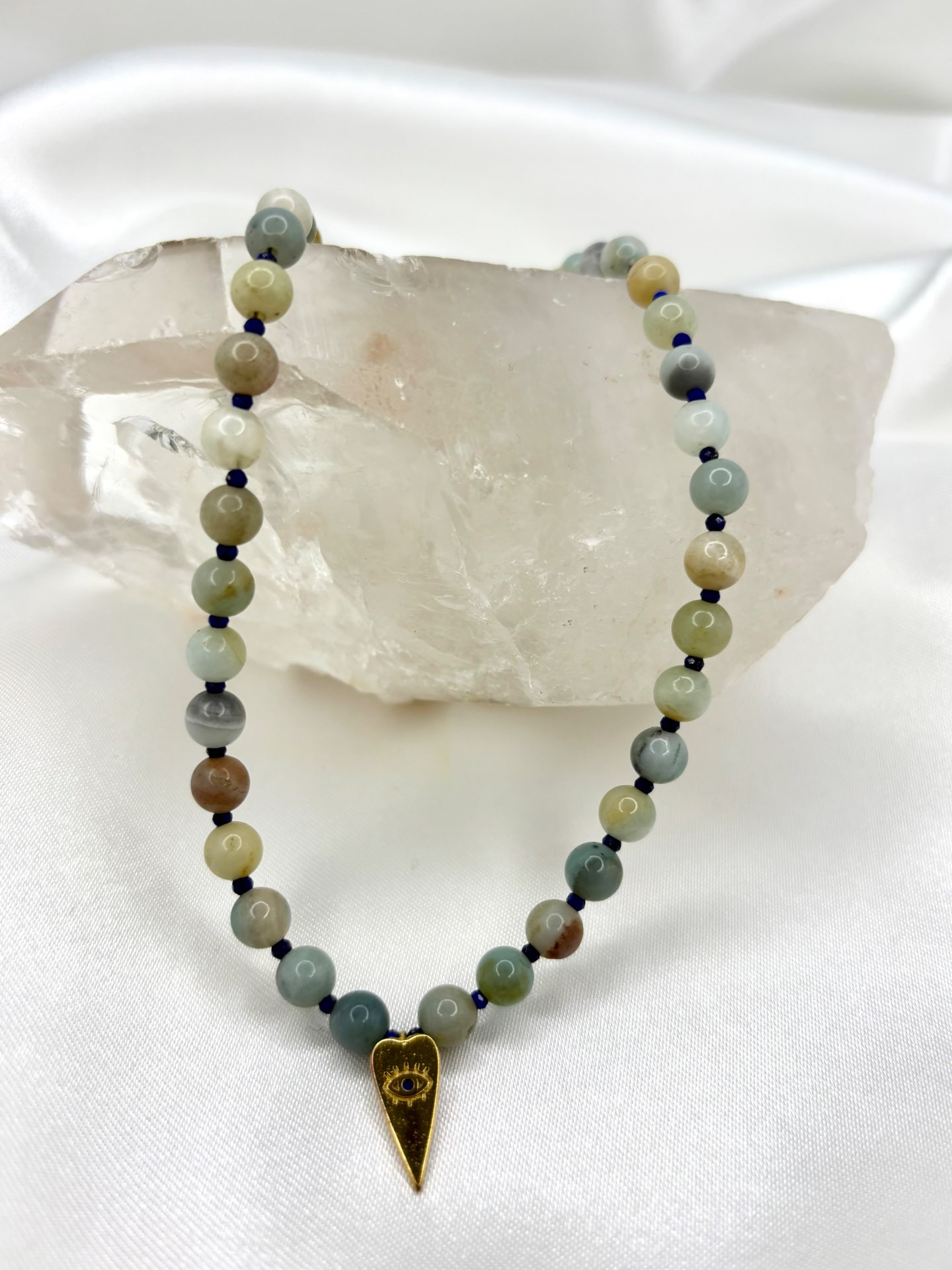 שירה – שרשרת מאבני אמזונייט בשילוב אבני לאפיס לזולי