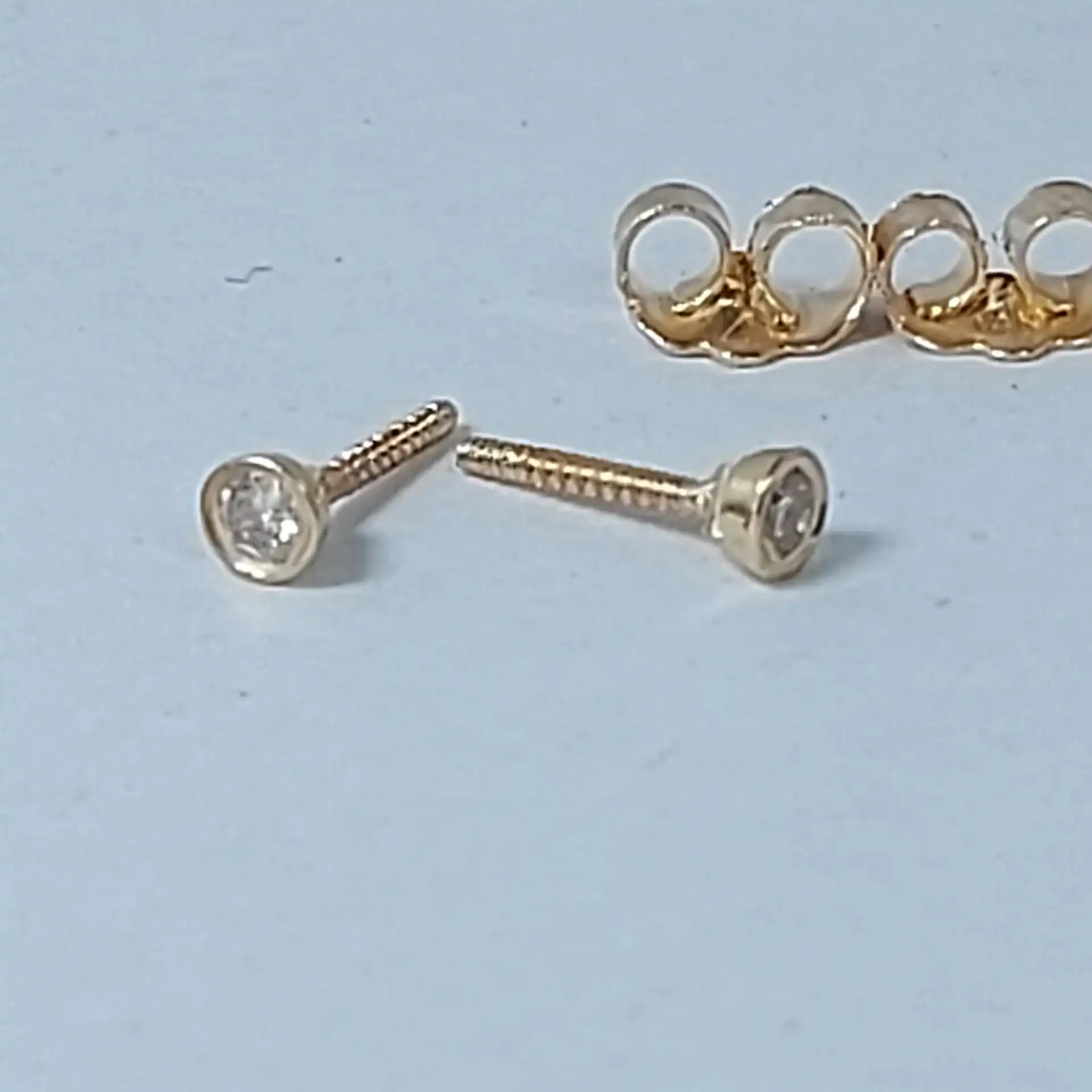 עגילים צמודים משובצים ביהלומים זהב 14K