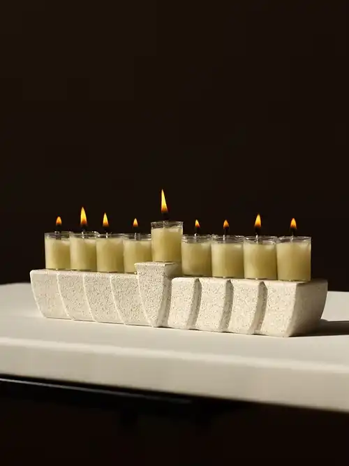 חנוכיית בטון מעוצבת עם סט נרות
