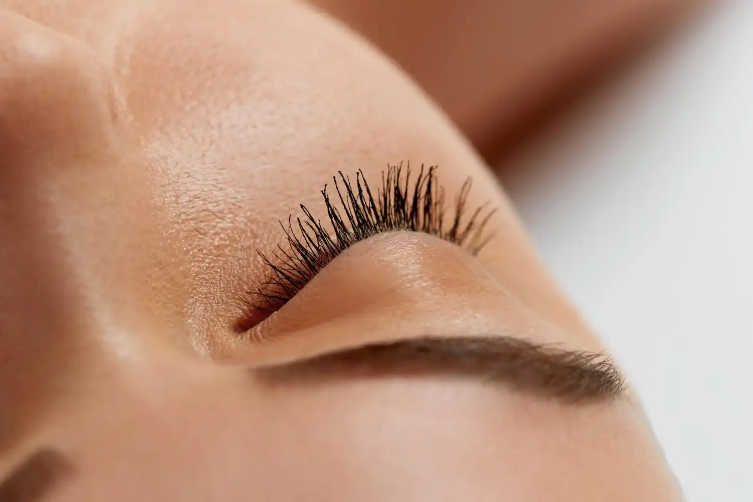 טיפים לשמירה על ריסים מודבקים לאורך זמן