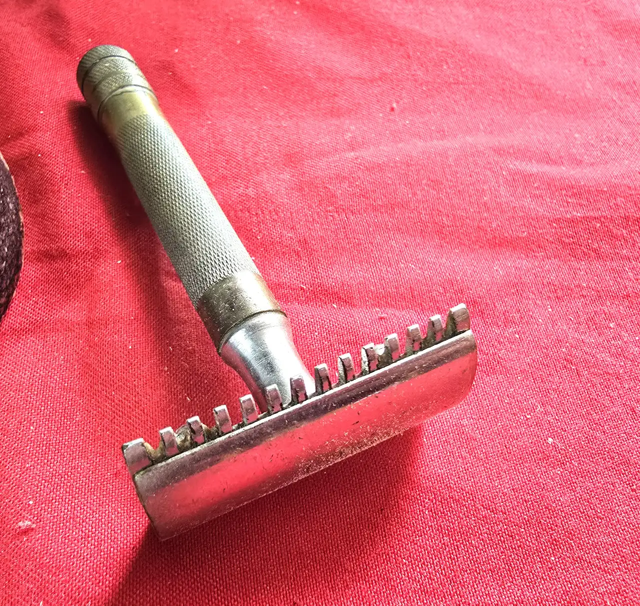 מכונת גלוח ישנה מאד עד עתיקה סביבות המאה ה.20 המכשיר עשוי פליז עם ציפוי ניקל