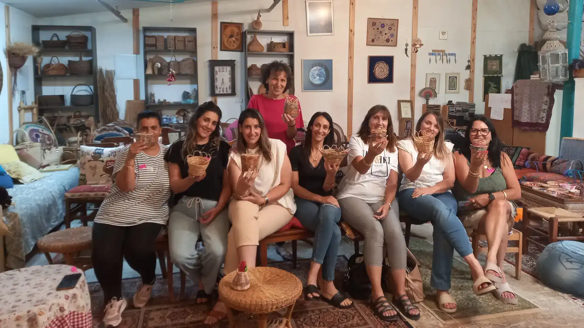 מגיעה אליכם לגיבוש צוות במשרד, בחדר המורים וכמובן בסטודיו בחצר ראשונים דגניה א'.