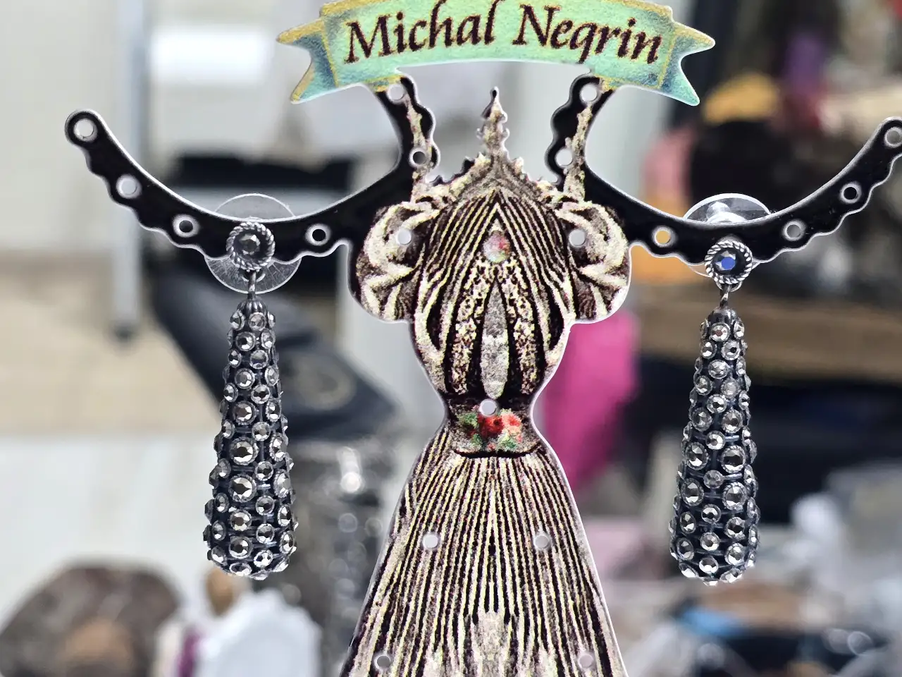 עגילים מהקולקציה של הבת של מיכל נגרין עגילי כסף משובצים באונקס וסברובסקי פריט נדיר