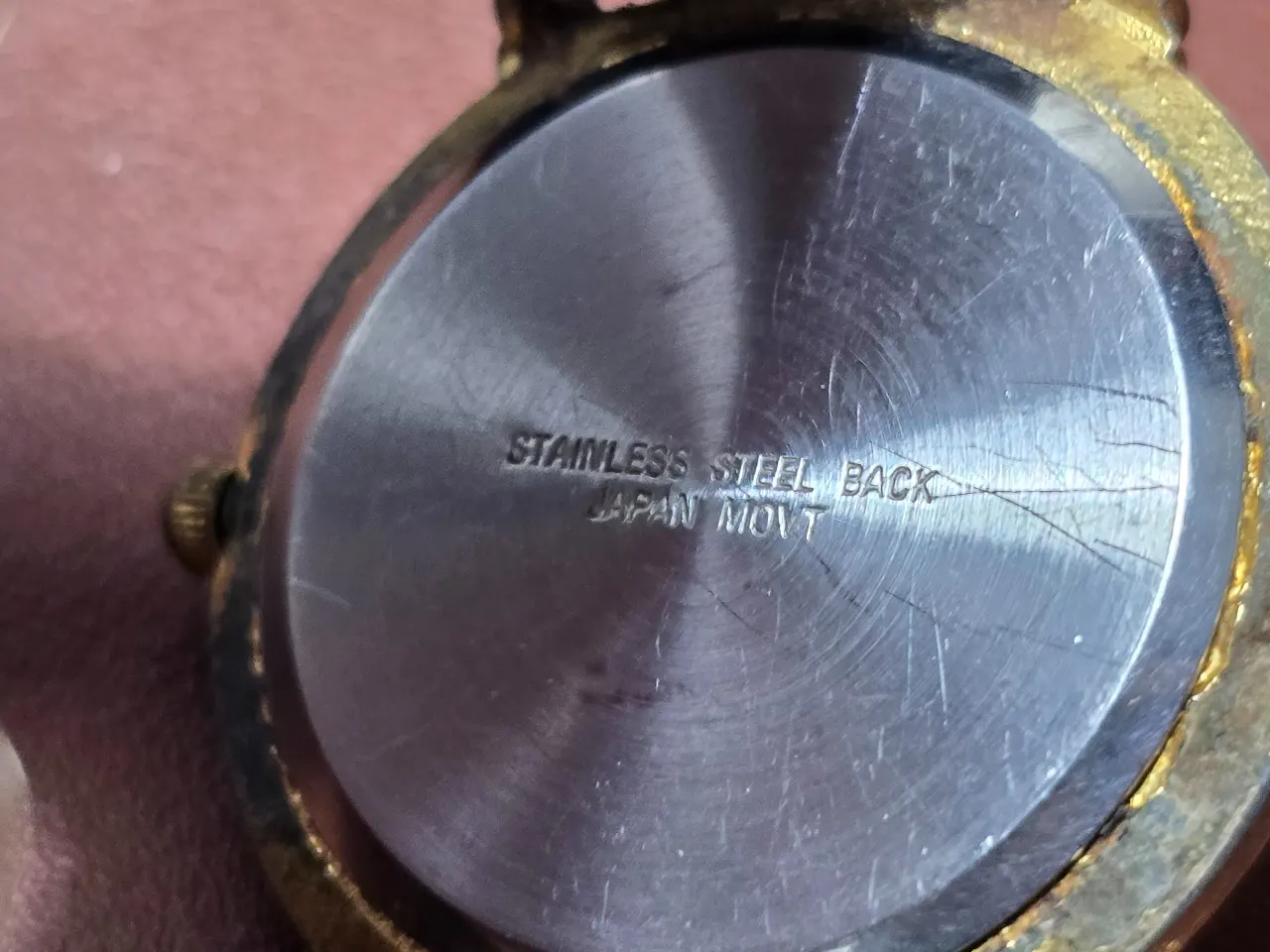 שעון יד וינט'ג בעל מנגנון קוורץ רצועת מתכת חוליות נמתחת עשויה פלדת אל-חלד מצב עבודה חוסר בסוללה