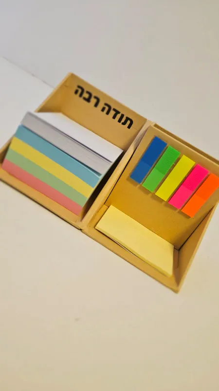 מעמד לדפי ממו קוביה כולל מקום לעטים