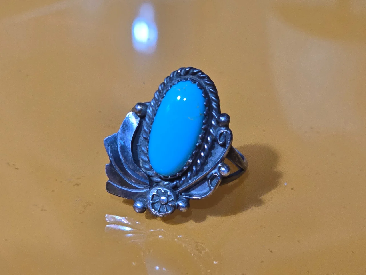 טבעת כסף סטרלינג 925 בסגנון (נאבאחו) המאופיינת בשבוץ אבן טורקיז מרכזית מידה 6