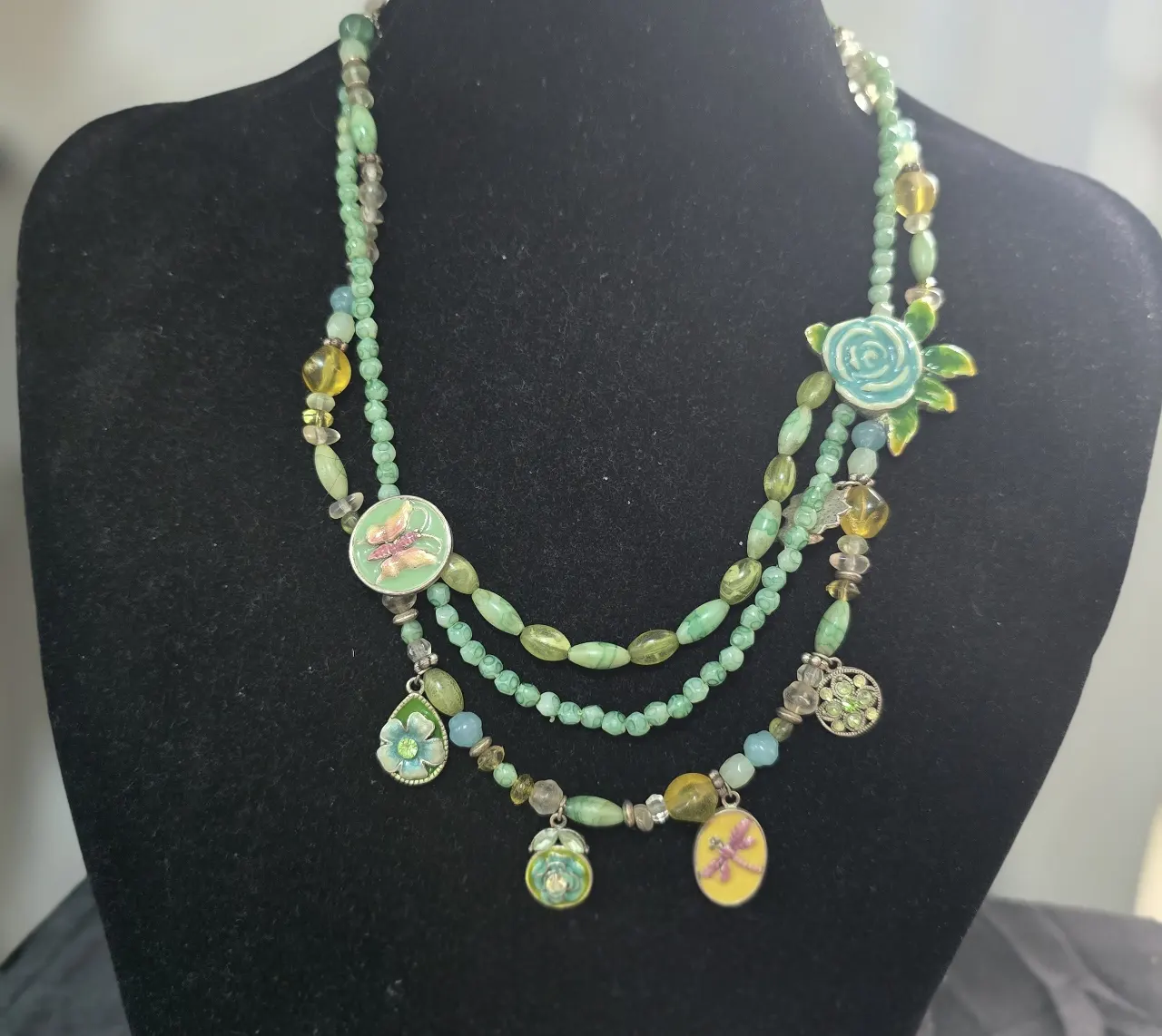 שרשרת ייחודית בגוונים מנטה וזהב מורכבת משלוש שכבות של חרוזי אבני חן וזכוכית עבודת יד בסגנון בוהי-שיק