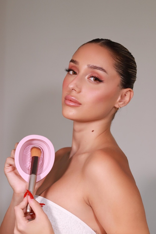 מנקה מברשות קטן לנסיעות