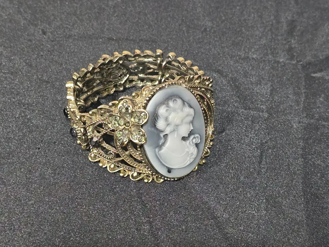 צמיד פריט אספנות קמאו גילוף של דמות פרופיל נשית הצניד מעוצב בסגנון ויקטוריאני הדמות מגולפת מאבן אגת