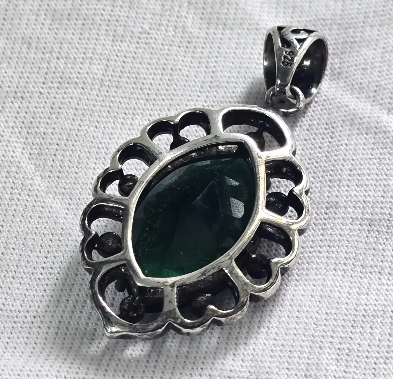 תליון קריסטל ירוק ומסביב האבן מסגרת מתכת