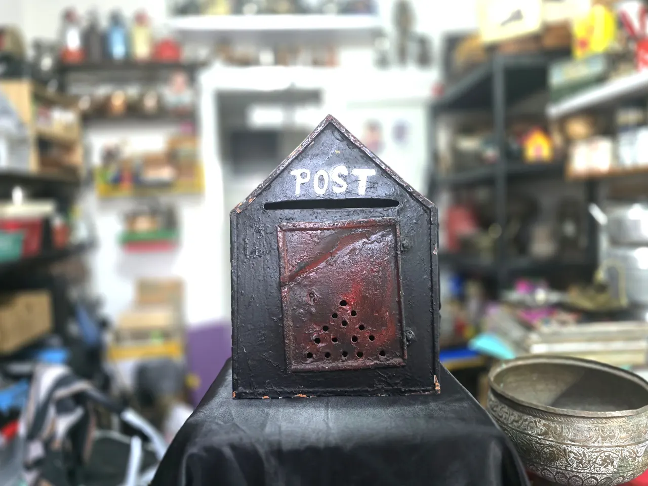 תיבת דואר ישנה מאד, ממתכת(ברזל)כיתוב POST, מרשימה בגודלה וביופייה, ללא המפתח. גובה 34 ס"מ,   רוחב 25 ס"מ.